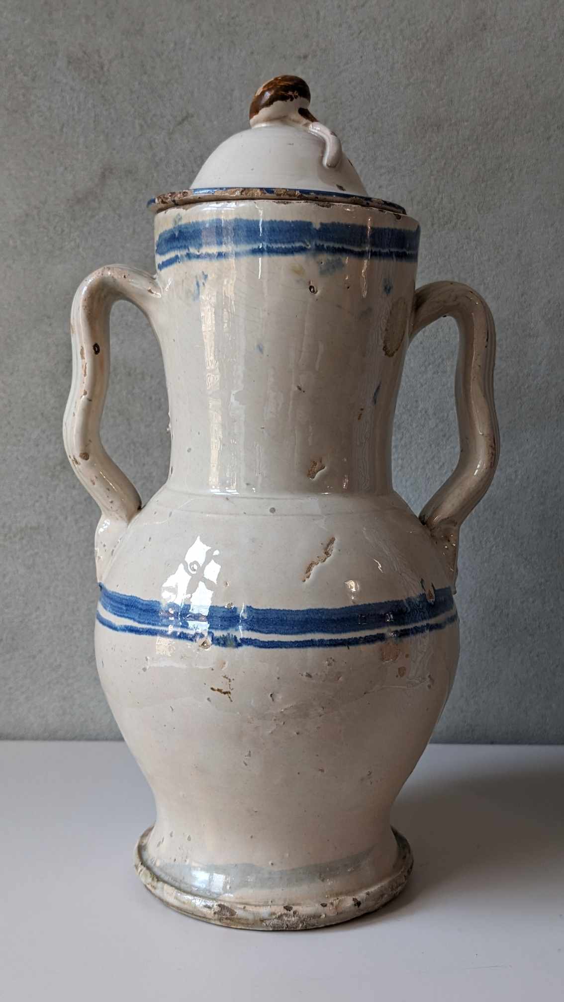 Stor dekorativ vase med låg